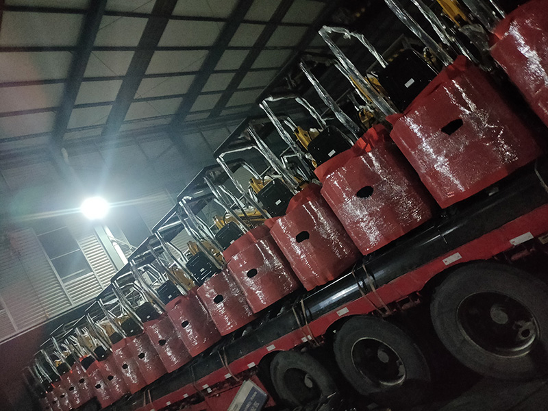 36臺HT10B小型挖掘機(jī)運往歐洲