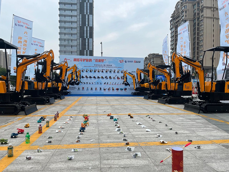 山東海拓集團創(chuàng)新融合打造“不一樣”挖機展，親子互動涂鴉藝術引爆愛琴海